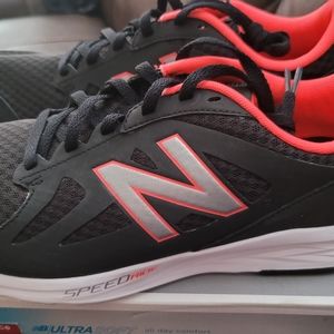 NIB Women's New Balance Running Shoes Black/White/Neon Pink Sz 10 Wide